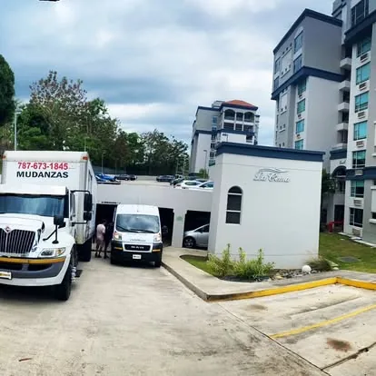 Camión y van de HC Services trabajando una mudanza en un condominio de Puerto Rico