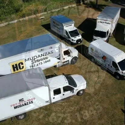 Otra vista aérea de los camiones y vans de HC Services listos para salir