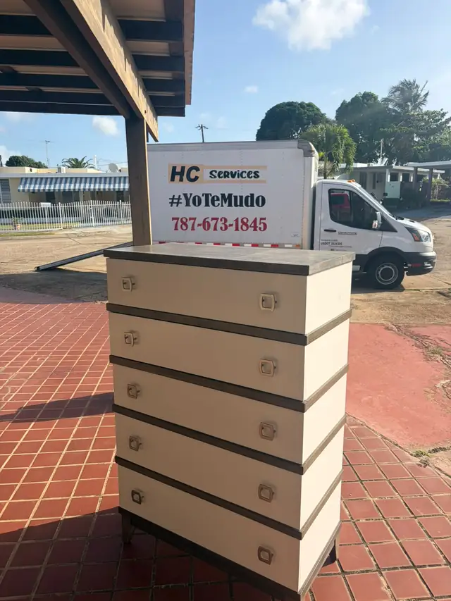 Gavetero de un cliente listo frente al camión de HC Services rotulado #YoTeMudo, antes de empacarlo