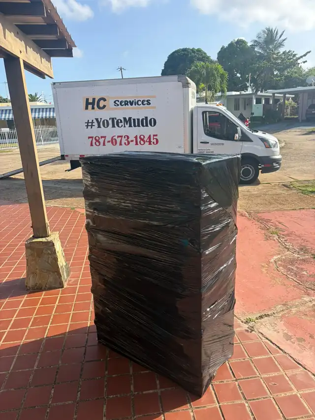 El mismo mueble ya sellado por completo en film plástico negro, listo para cargar